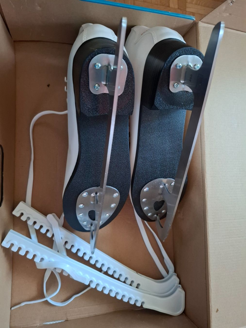 Pattini da ghiaccio: Schlittschuhe ROCES, Gr.44 weiss, neu – Nuovo (secondo la descrizione) da Zürich venduto da Sonnebluemeli 6