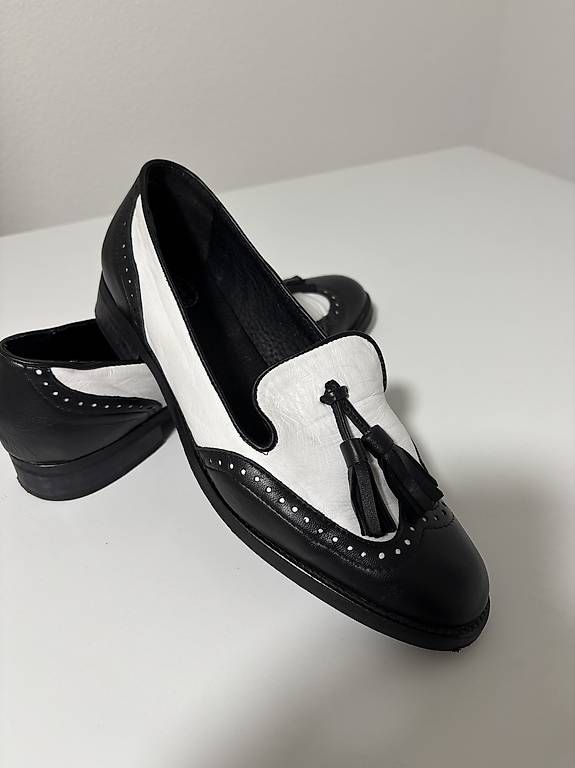 Damenschuhe: Mocassini bicolore in pelle nera e bianca – Gebraucht aus Soazza von afa_r6cx