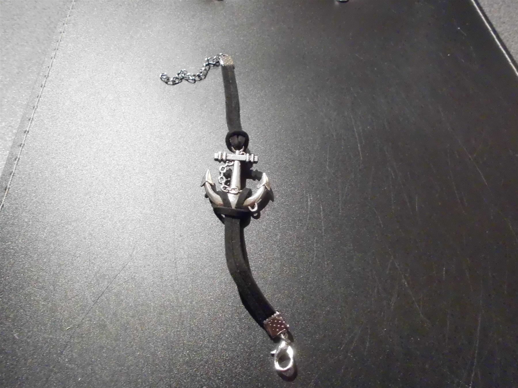 Bracelets: Armband schwarz mit Anker – Neuf avec emballage d'origine à Zürich par abraxas1291