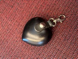 Schwarzer Lederanhänger Herzform mit Karabiner Relict