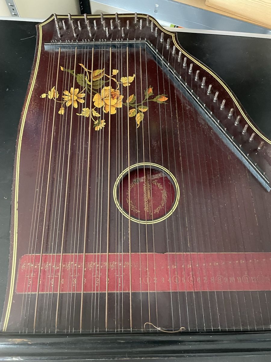 Strumenti musicali: Antike Harfe und Zither  – Usato da Herisau venduto da Apponier