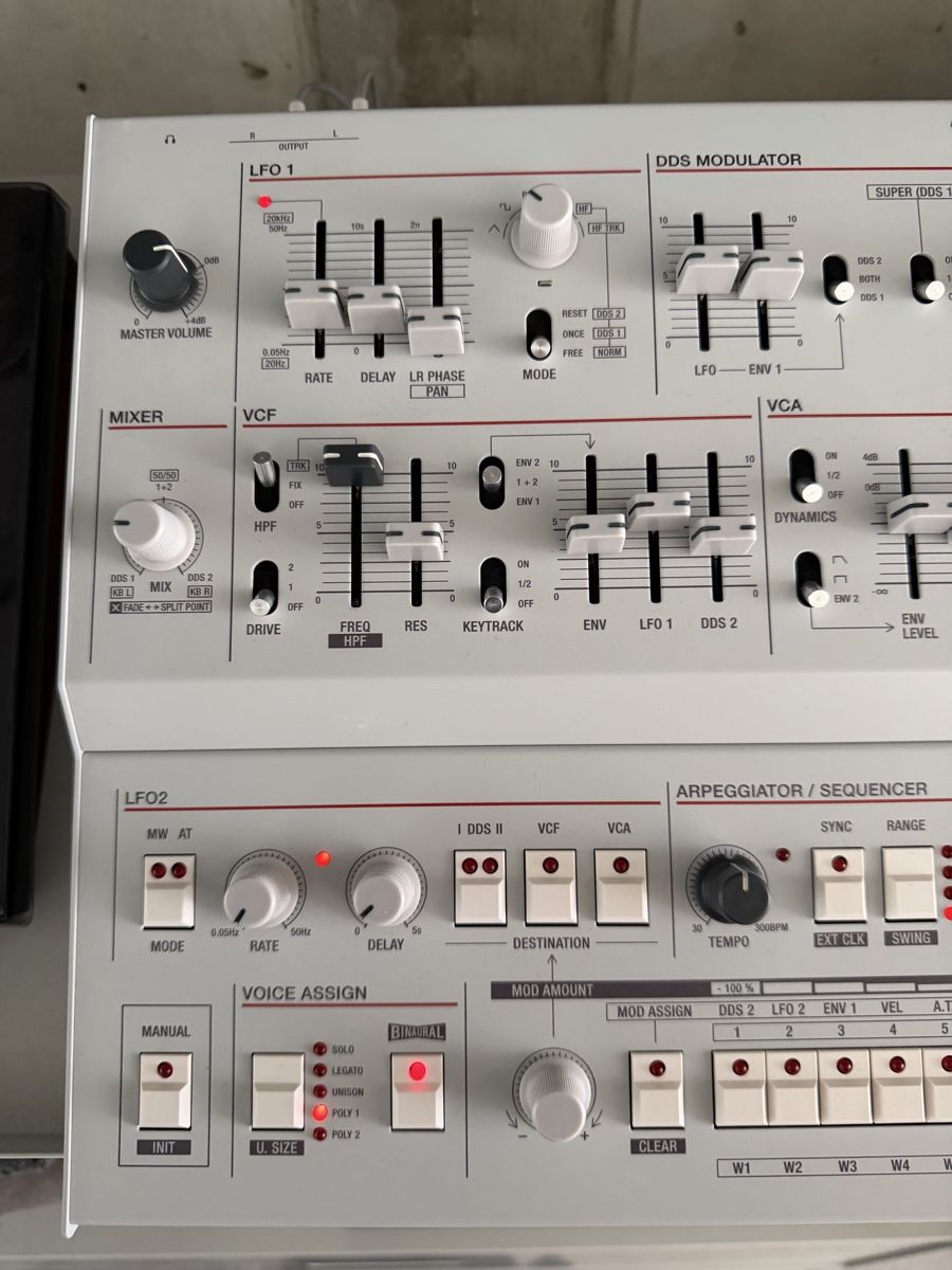 Strumenti musicali: UDO Audio Super 6 Polyphonic Synthesizer mit Deckel – Usato da Basel venduto da jor_8dh5 5