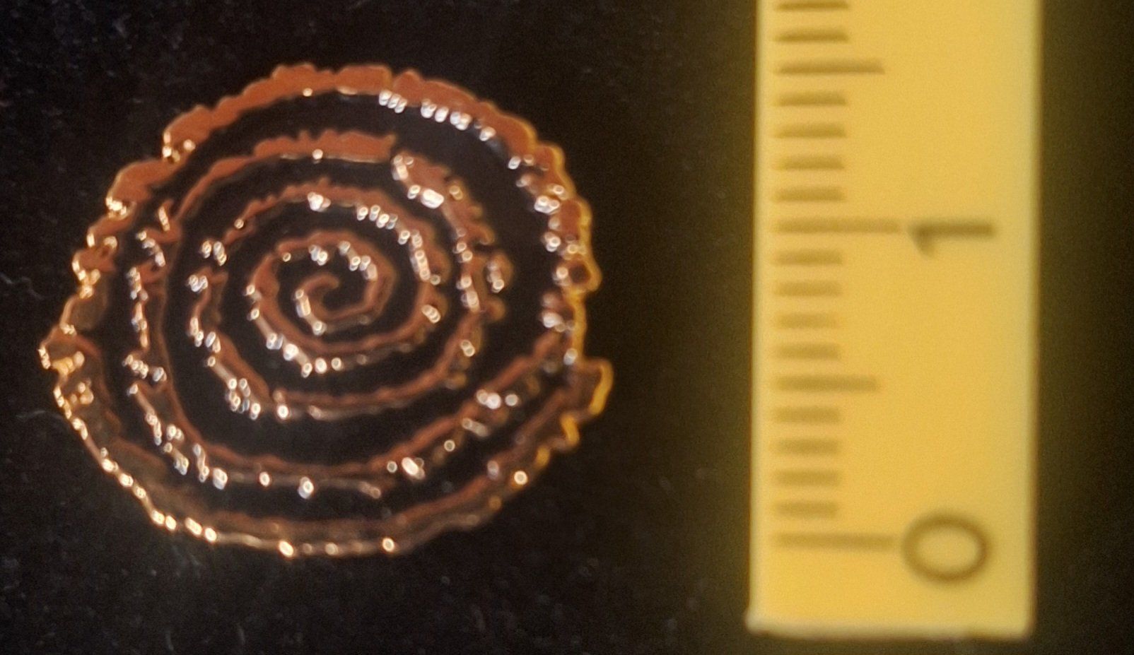 Plaketten & Abzeichen: Pin Spirale lila/gold – Gebraucht aus Zug von Sdoerfli