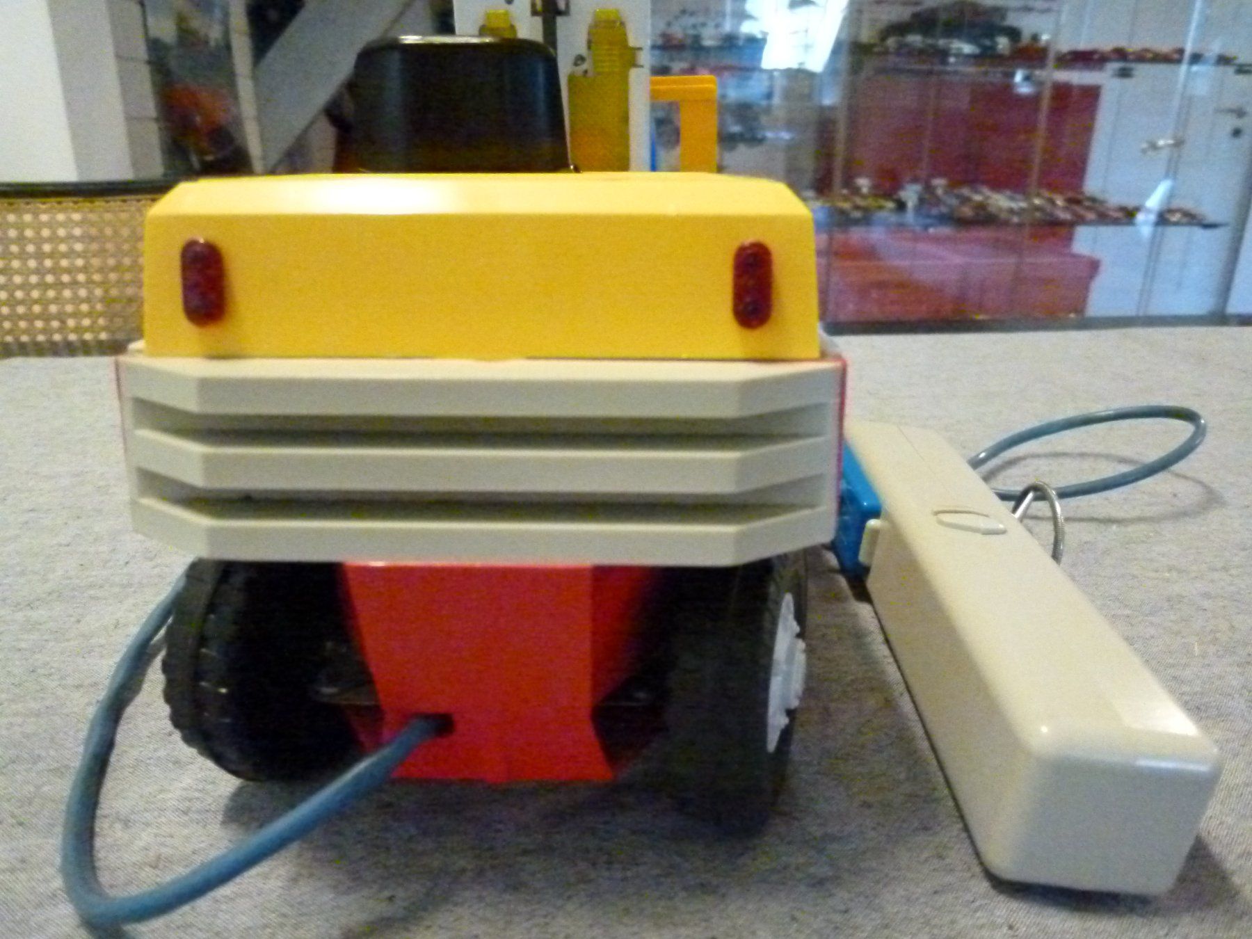 Gama Modellini d'auto: Gabelstapler "LINDE" uralt von GAMA - L.30cm "Fernsteuerung" – Usato da Reiden venduto da Aston2 5
