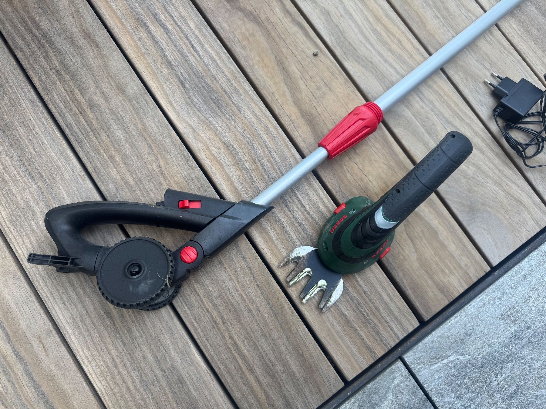 Bosch Tagliaerba: Bosch Isio Gasschere mit Stab, inkl. Ladegerät – Usato da Uitikon Waldegg venduto da Jim-Panse 1