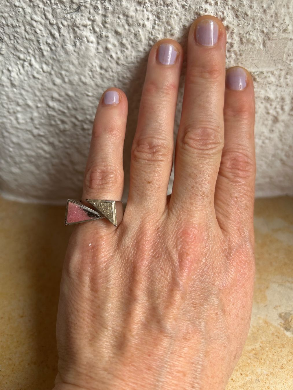 Anelli: Trendiger Dreiecks-Ring, Silber-Look, Grösse 53 – Usato da Dittingen venduto da Bellevista 9