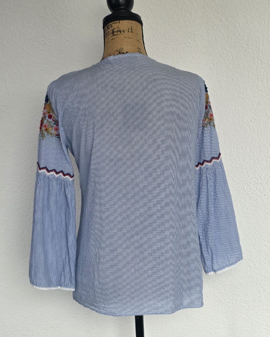 Zara Camicette: Zara Basic Bluse, Gr. M, blau gestreift, Blumenstickerei – Nuovo (secondo la descrizione) da Rheinsulz venduto da Gilea 4