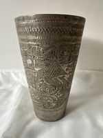 Antiker orientalischer, Becher oder Vase, verzierte Handarb.