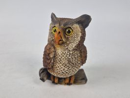 Dunkle Eulenfigur mit gelben Augen