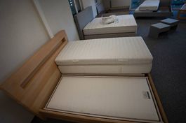 Doppelbett in hellem Holzton  Matratzen optiona
