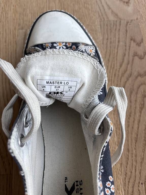 Schuhe für Mädchen: Stoffschuhe Blumen Gr.37 – Gebraucht aus Schüpfen von norge84 4