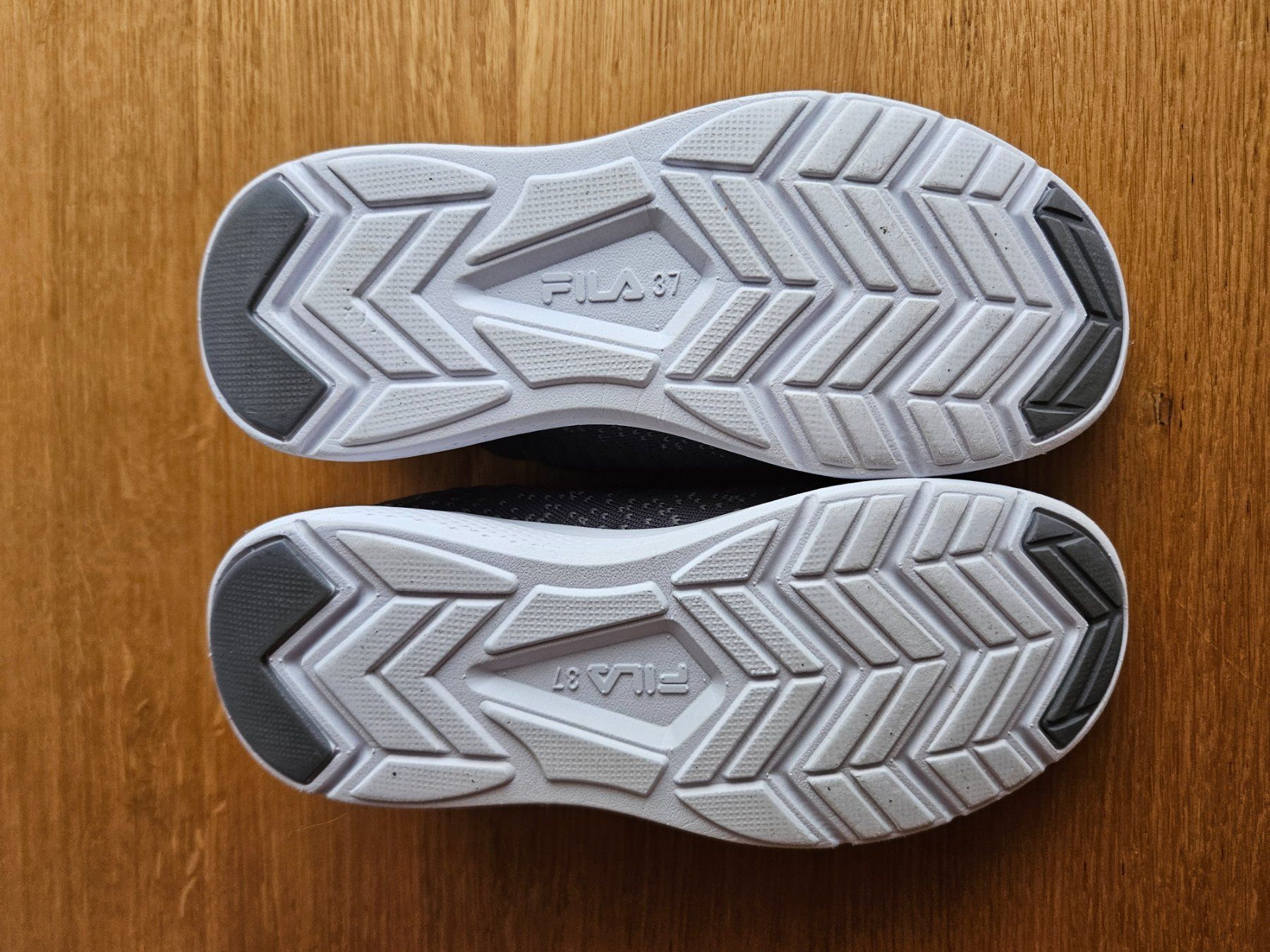 Fila Chaussures filles: Leichte Turnschuhe Gr. 37 – D'occasion à Staffelbach par Frisco77 4