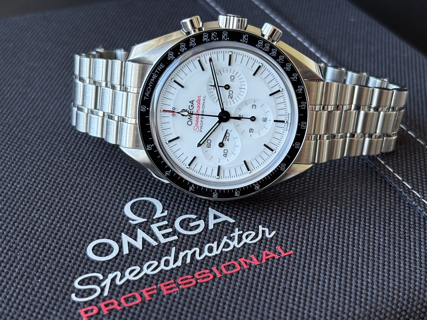 Omega Orologi: OMEGA Speedmaster Moonwatch White Fullset mit Garantie – Usato da Birsfelden venduto da Mynos