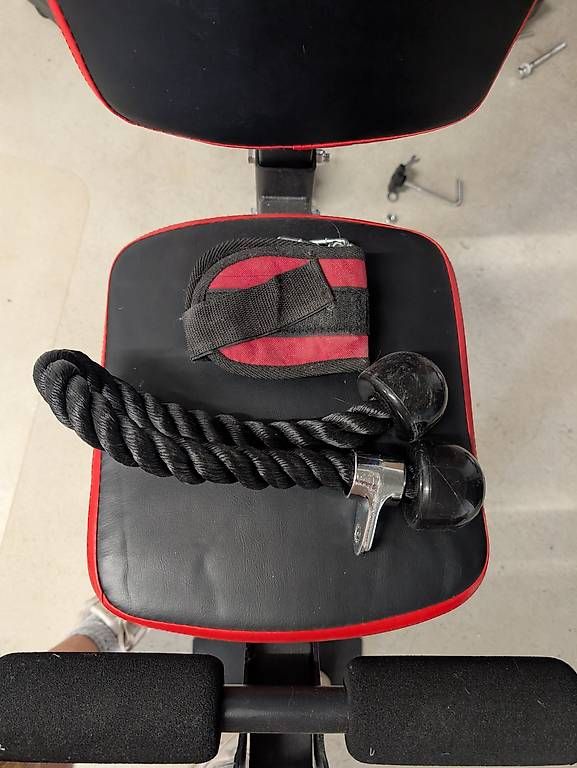 Vélos d'appartement: Latzugstation Trizeps Trainer Lat Tower – D'occasion à Allschwil par mangojuice 3
