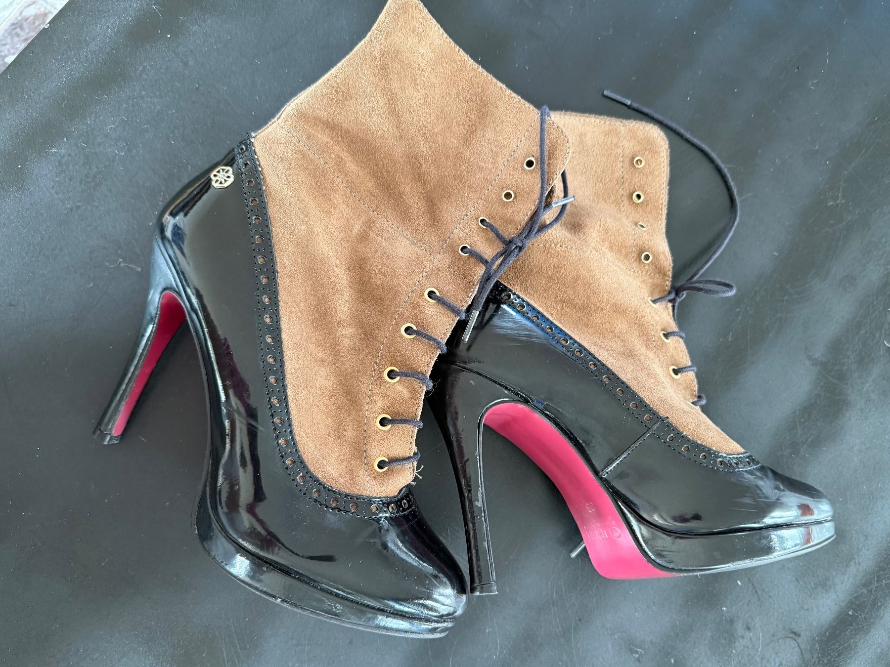 Scarpe da donna: Paire de Bottines vernis et daim – Usato da Vernier venduto da ley_yqh9 3