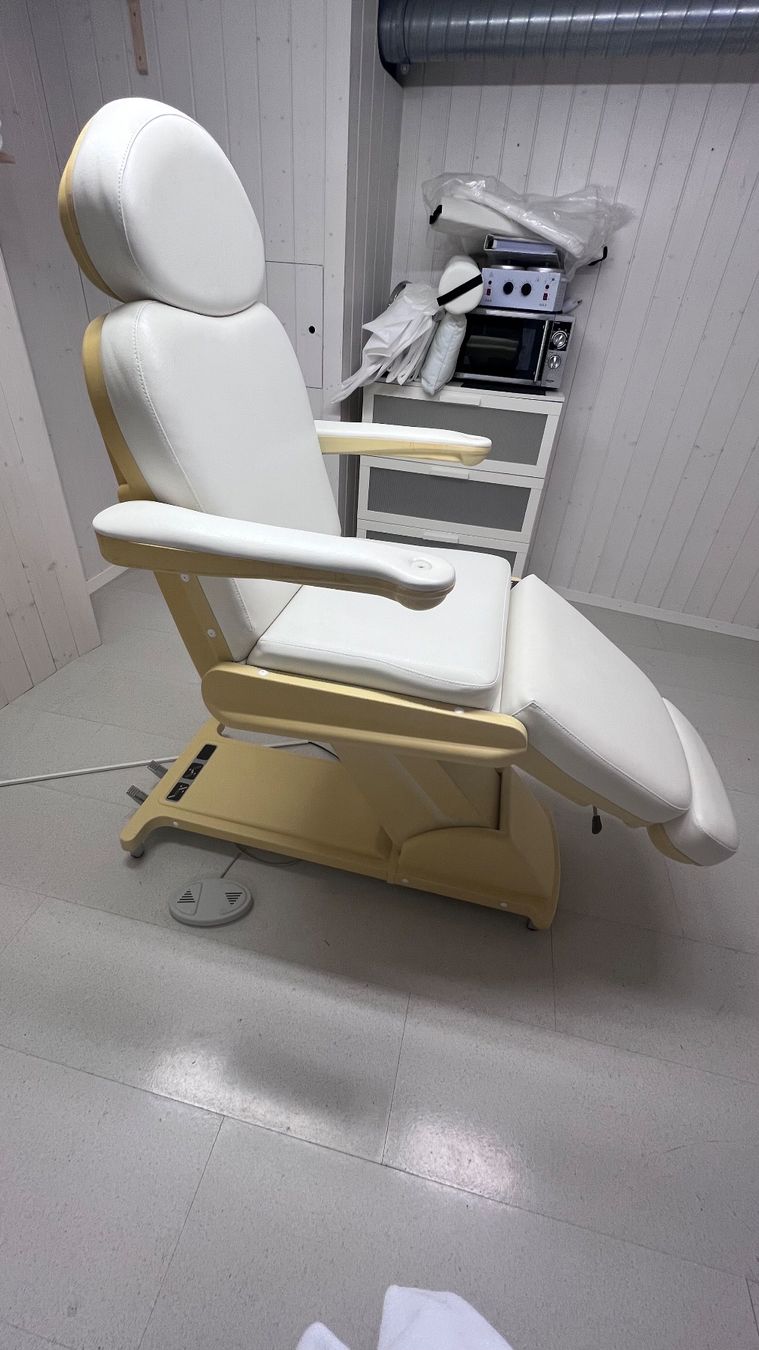 Lettini & sedie per cosmetici: Kosmetikliege elektrisch – Usato da Wangen SZ venduto da Pinguin99 1