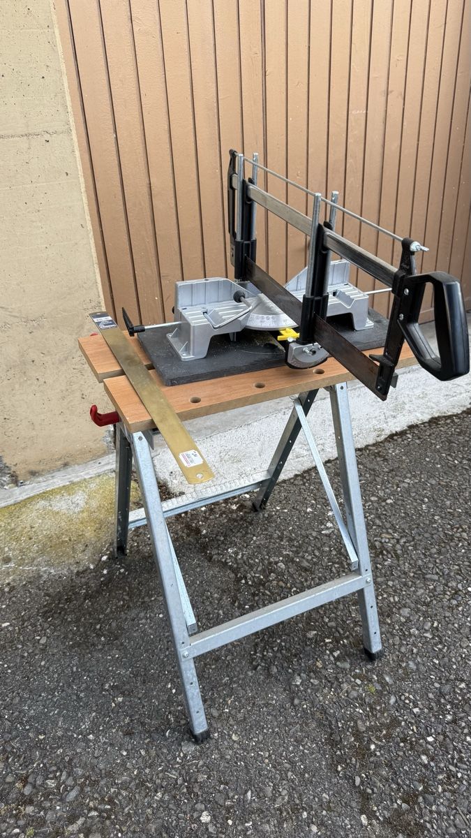 Lux Scies: Scie à onglets manuelle Lux Tools avec établi pliable – D'occasion à Belfaux par qwertz_1234