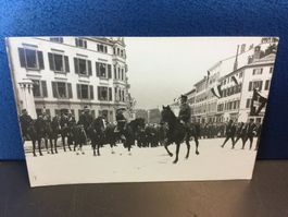 Offizieren zu Pferde unter ihnen General Wille in Glarus