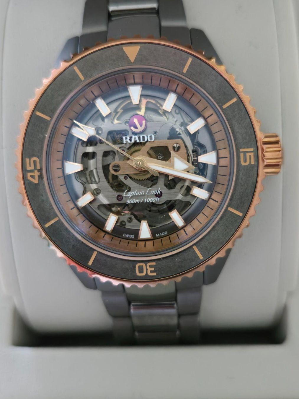 Rado Montres: Captain Cook High-Tech Ceramic Skeleton – Neuf (Voir description) à Chabrey par Horology 1