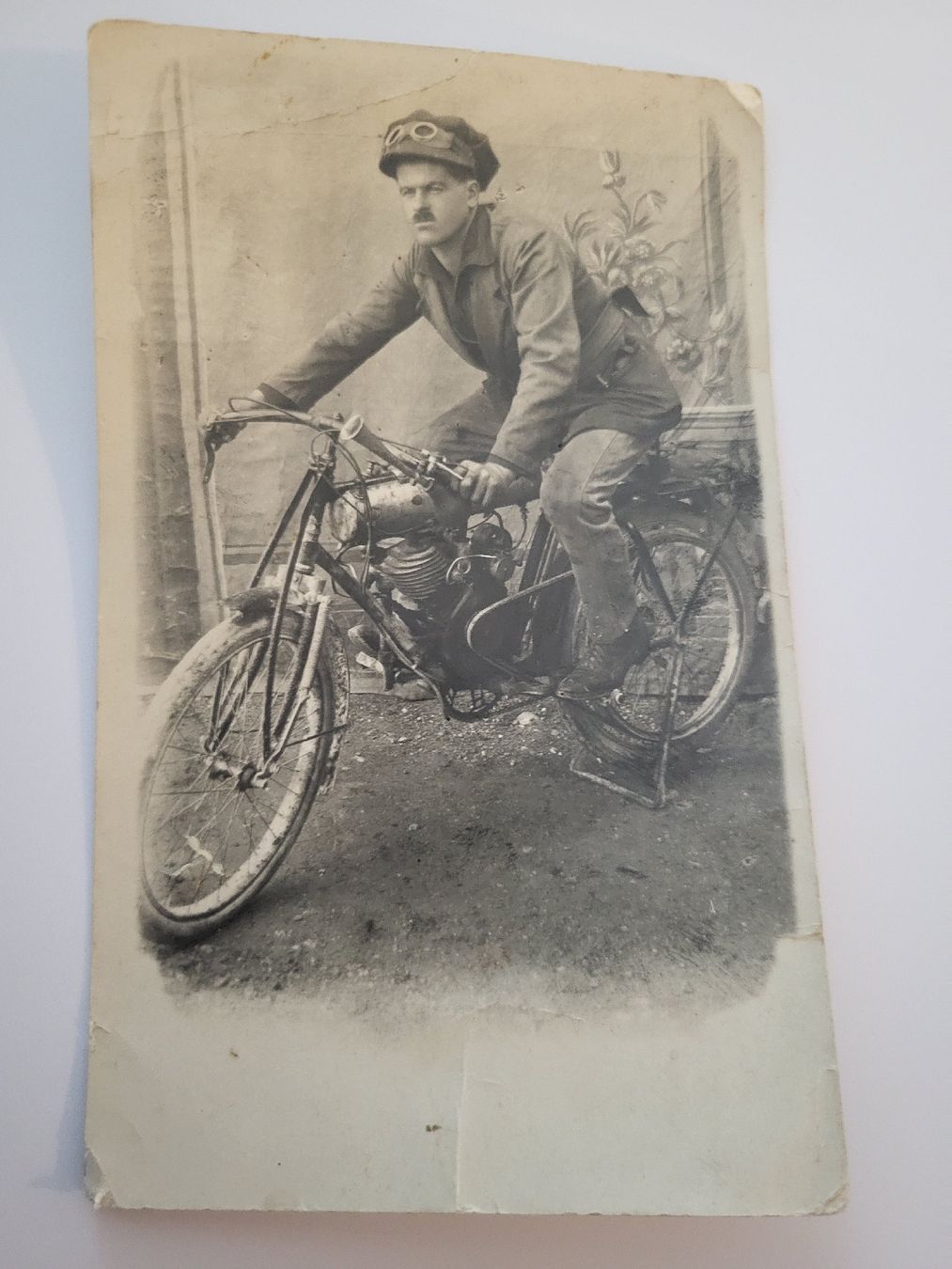 Posters & Illustrations: Foto Mann mit Töff Motorrad 1920 R17 – D'occasion à nunningen par mic_88k2