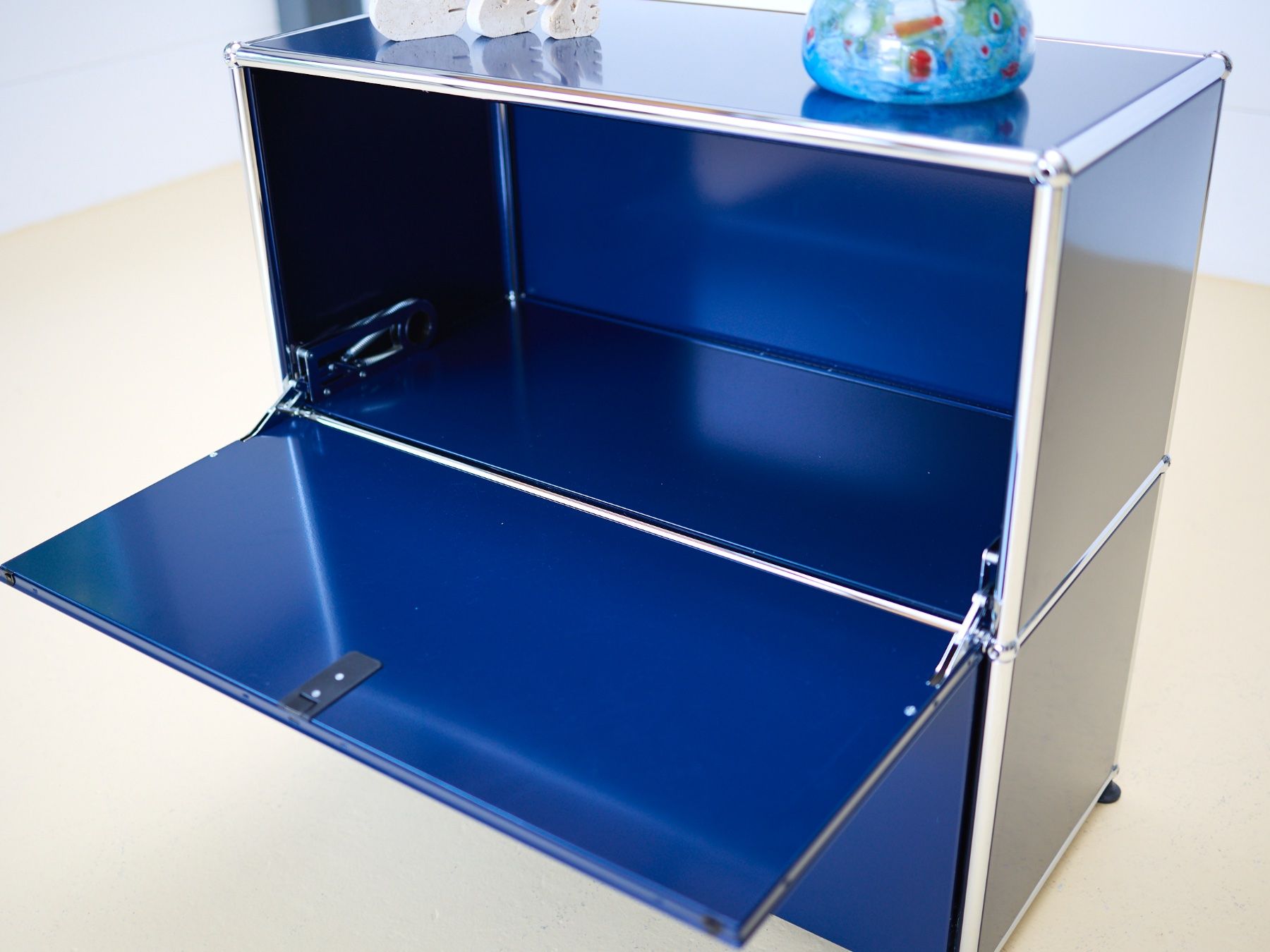 USM Cassettiere: USM Sideboard Stahlblau Lieferung möglich – Usato da Meinisberg venduto da atelier_TILIJA 2