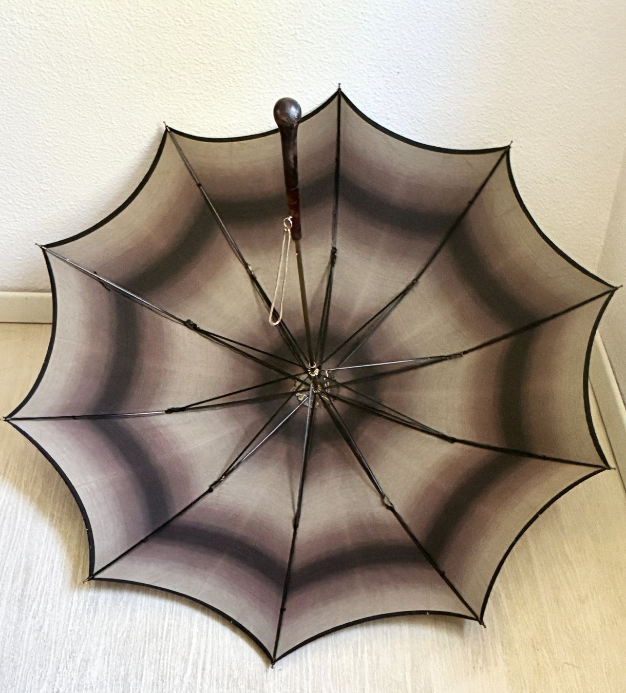 Ombrelli: Vintage Flanier/Seidenschirm mit Bakelitgriff – Usato da Kloten venduto da Nephty 9