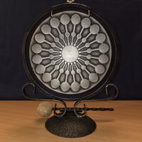 Gong mit Ständer und Klöppel Metall antik 27cm H x 21cm B