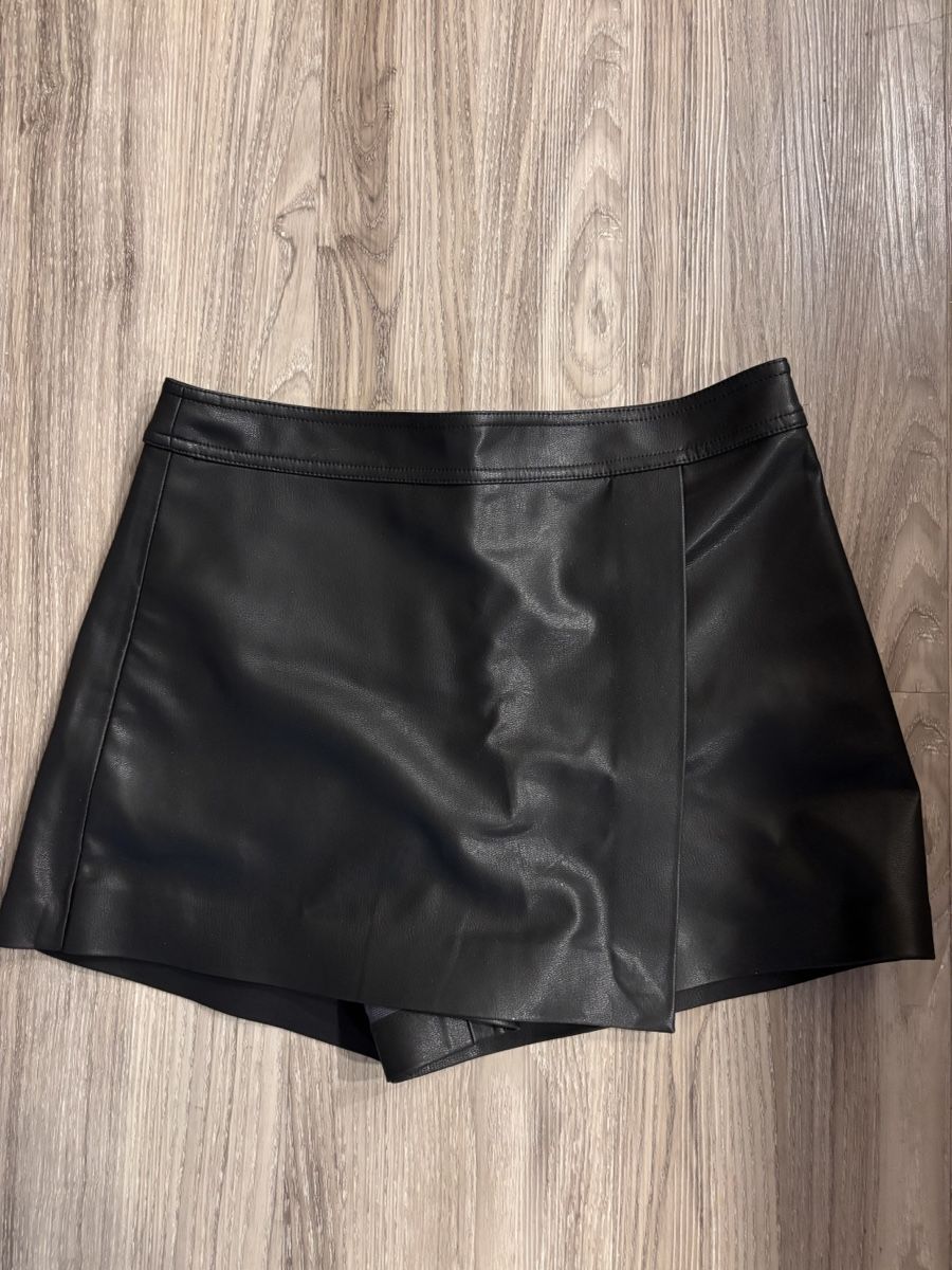 Gonne: Rock mit Shorts schwarz Kunstleder Grösse 38 – Nuovo (secondo la descrizione) da Gossau SG venduto da Swisslady25