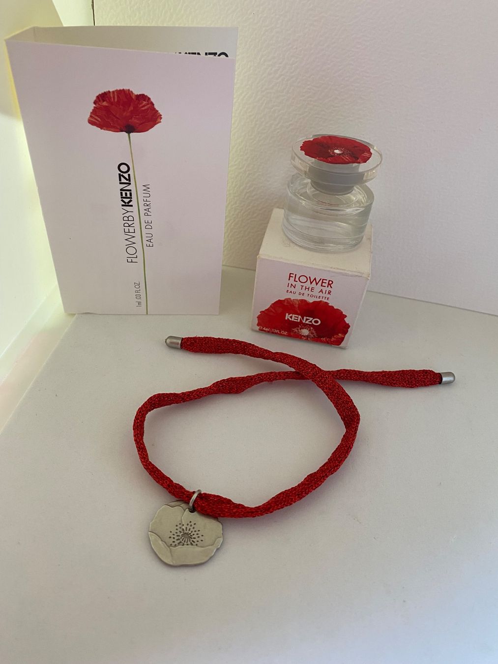 Kenzo Profumi & Eau de Toilette: Kenzo Flower miniatures et bracelet – Nuovo e nell'imballaggio originale da Bouveret venduto da wes_7zll