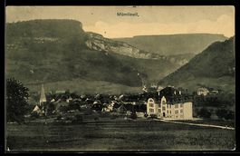 AK Mümliswil, Ortsansicht mit Kirche und großem Gebäude vor 
