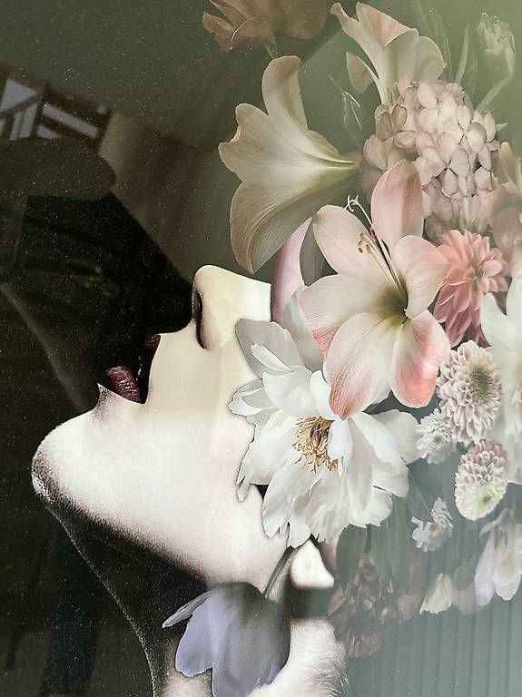 : KARE Design Glasbild Frau mit Blumen – Usato da Affoltern am Albis venduto da Gnade27 1