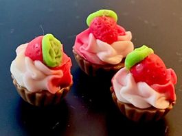 3 Cupcakes (Schoko/Erdbeer) für Puppenstuben. Handarbeit.