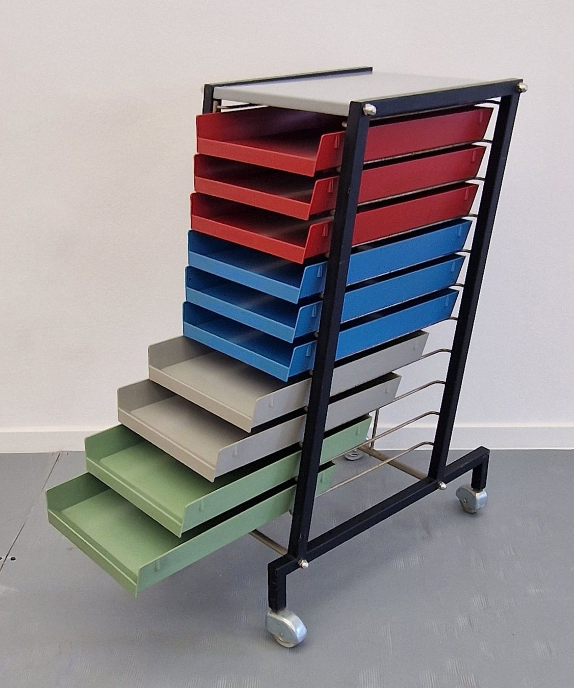 Möbel & Einrichtung: MCM Vintage Design, Papierablage Container, Rollbar, 1970er – Gebraucht aus St. Gallen von chambredirecte 3