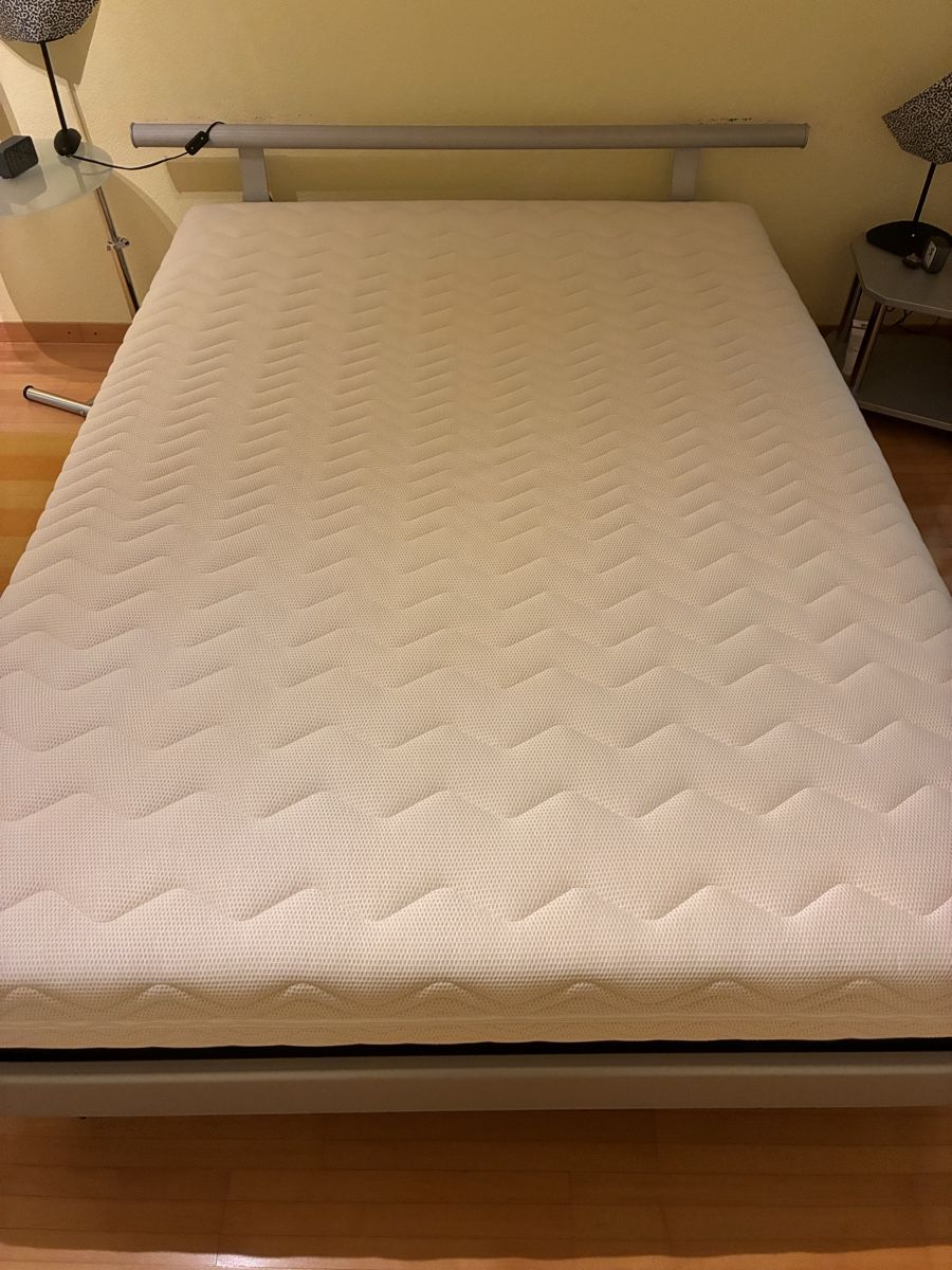 Betten: Klassisches Bett 140 x 200 cm – Gebraucht aus Triesen von Einstein011