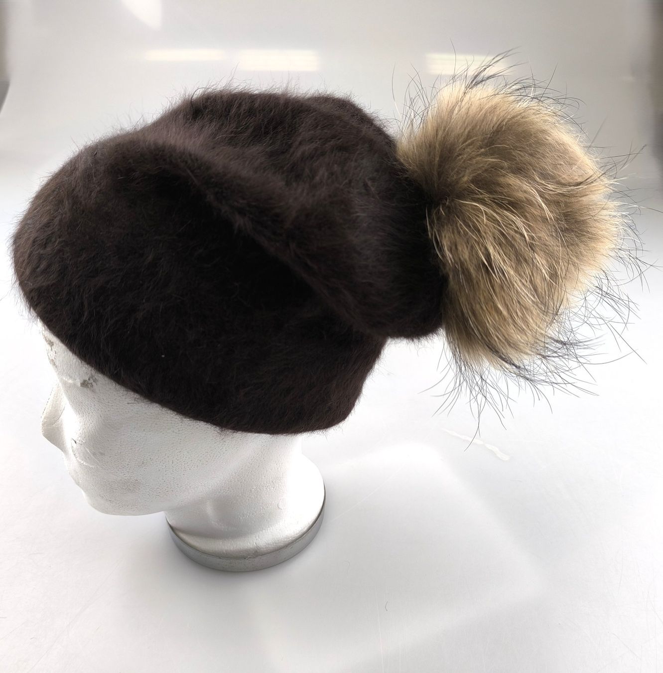 Hüte, Mützen & Caps: Gestrickte Wollmütze mit Fell-Bommel – Gebraucht aus Rüti ZH von Restwert_Rueti_ZH 2