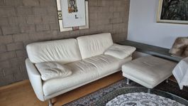 Gemütliches Sofa in Beige mit Hocker
