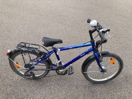 Blaues Velo / Fahrrad mit Nabendynamo