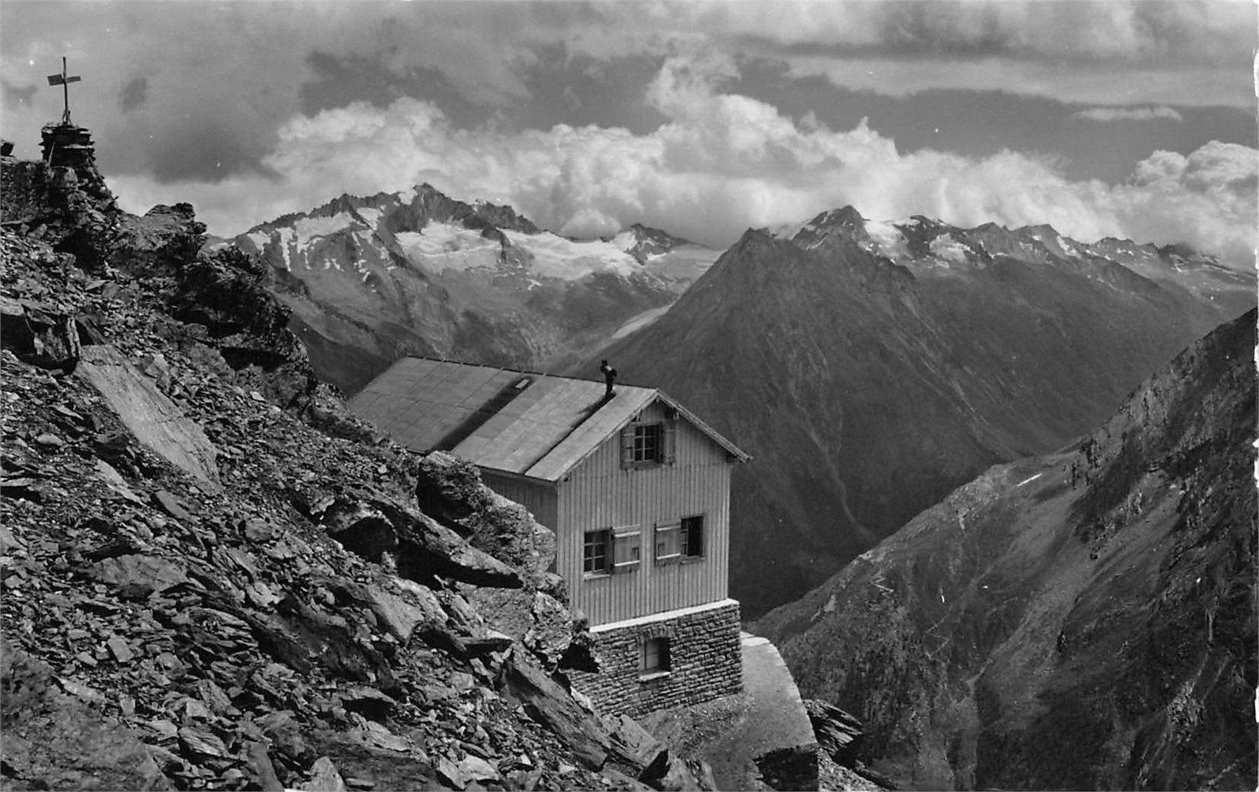 Cartes postales: Saas-Fee, Mischabelhütte, E. Gyger – D'occasion à Ottikon b.Kemptth. par Neptun1974