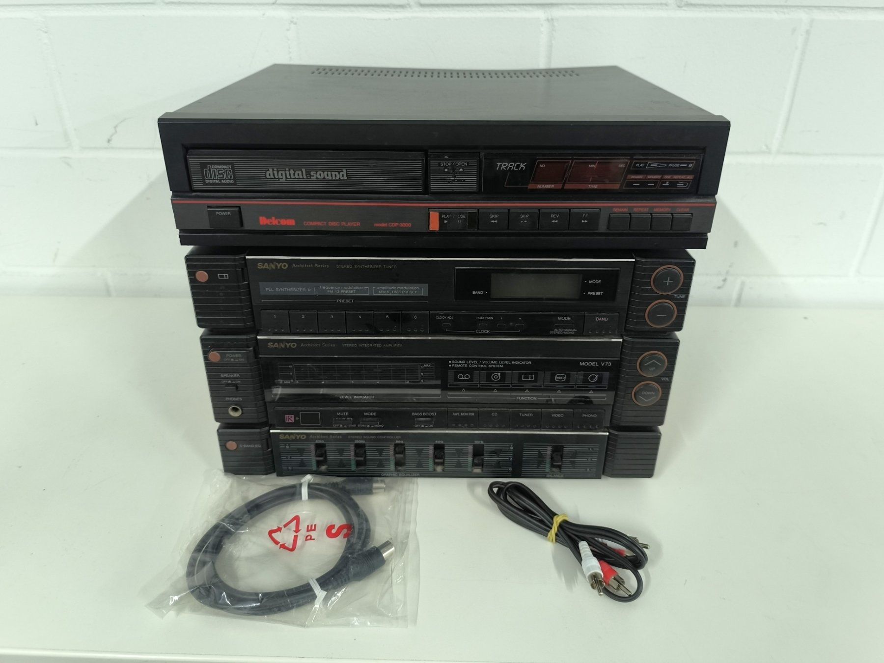 Sanyo Ricevitori: Sanyo V73 Stereo Receiver & Delcom CD-Player geprüft – Usato da Rüti ZH venduto da Restwert_Rueti_ZH