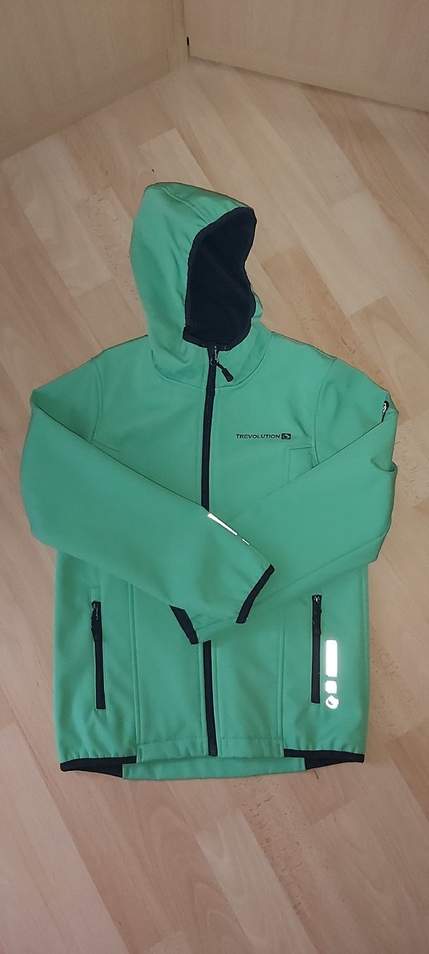 Trevolution Jacken & Mäntel: Tolle Jacke aus 1. Hand, Grösse 140 – Gebraucht aus Zeiningen von Efifi