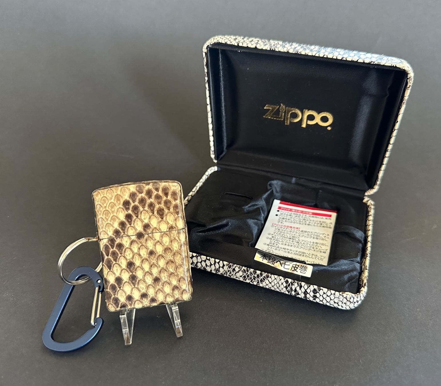 Zippo Accendini: SELTENES LOSS PROOF ZIPPO AUS PYTHON HAUT VON 2007  NEU – Nuovo e nell'imballaggio originale da Untersiggenthal venduto da zippjoe 1