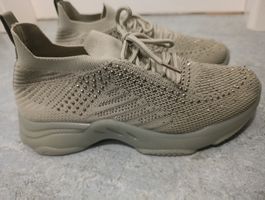 Sneakers mit Strasssteinen 