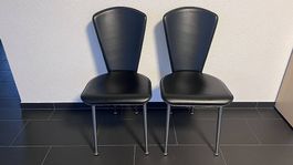 2 schöne Stühle mit Metallgestell guter Zustand