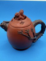 Antike chinesische Teekanne aus Ton mit Hasenfigur.