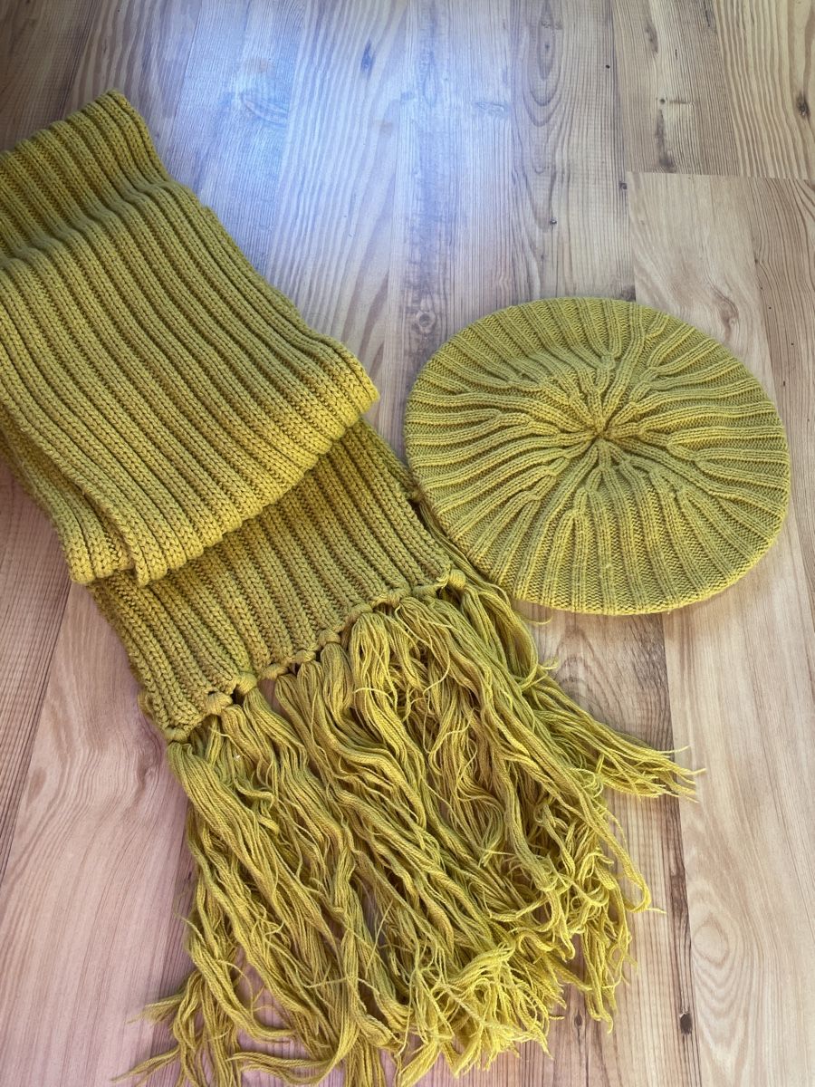 Foulards, Tücher & Schals: Schal und Berret TU – Gebraucht aus Erschmatt von Gragetsch