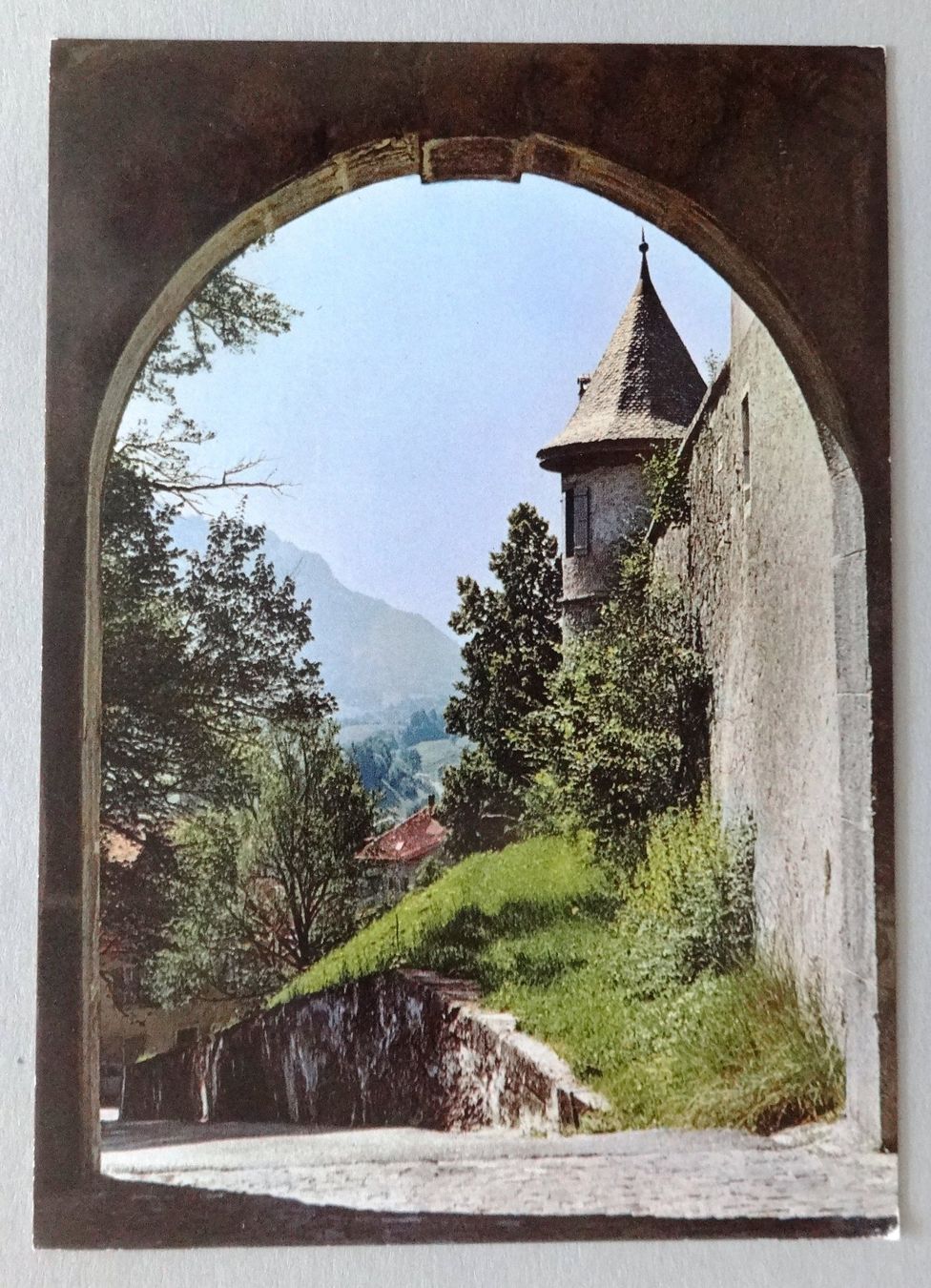 Ansichtskarten: Châtel-St-Denis, Vue depuis l' entrée du château – Gebraucht aus Fétigny von Billy2miny