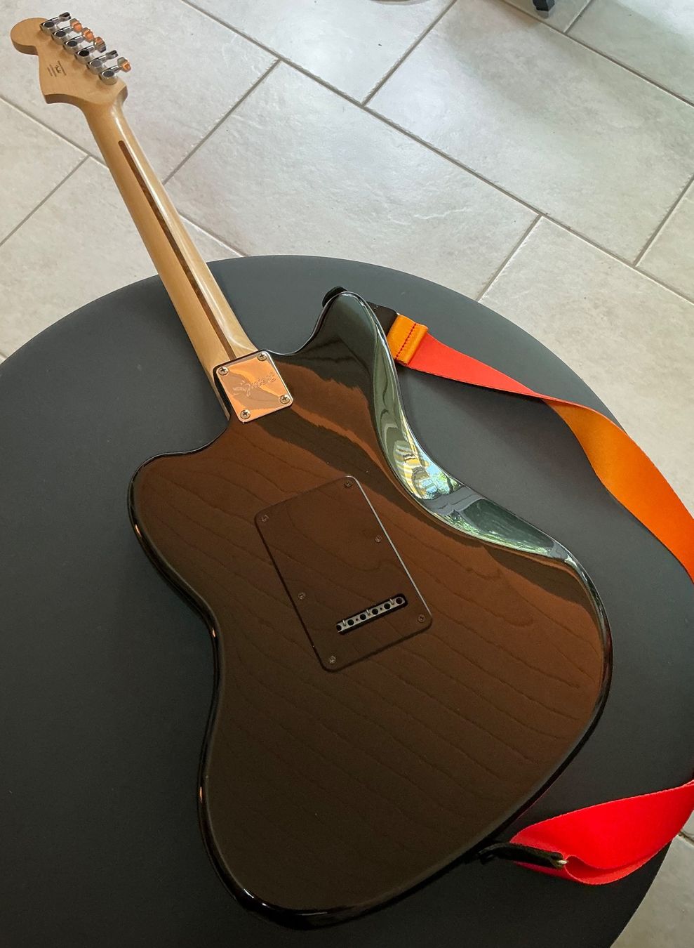 Squier Strumenti musicali: Squier by Fender Affinity Jazzmaster Ltd. Black/Burnt Orange – Nuovo (secondo la descrizione) da Rümlang venduto da barognoni 4