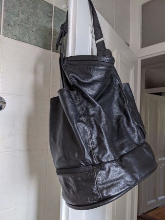 MANDARINA DUCK : Sac cuir noir XXL unisexe lagenlook