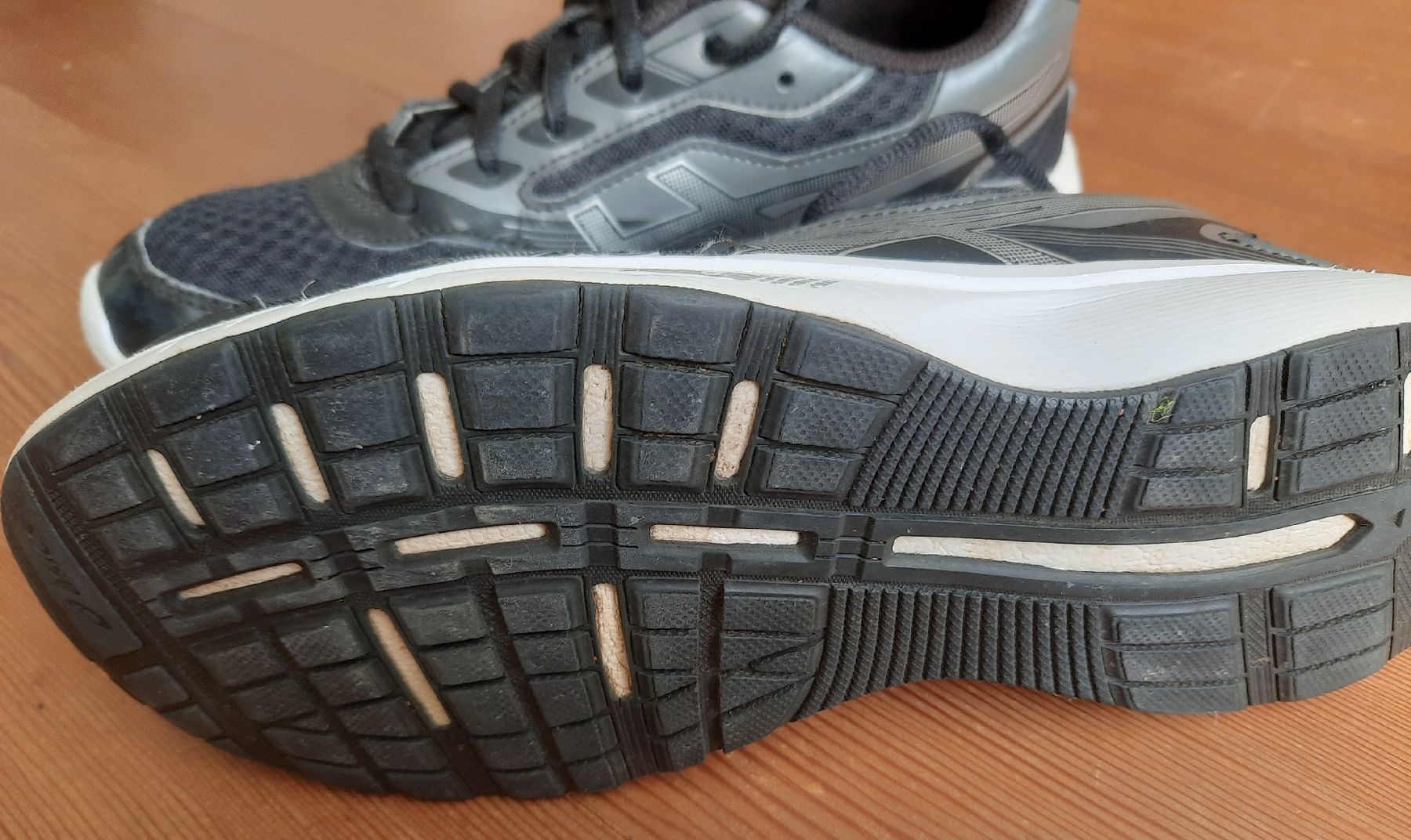 Asics Scarpe da uomo: Asics Gr 39 – Usato da Lamboing venduto da Oakhurst 3