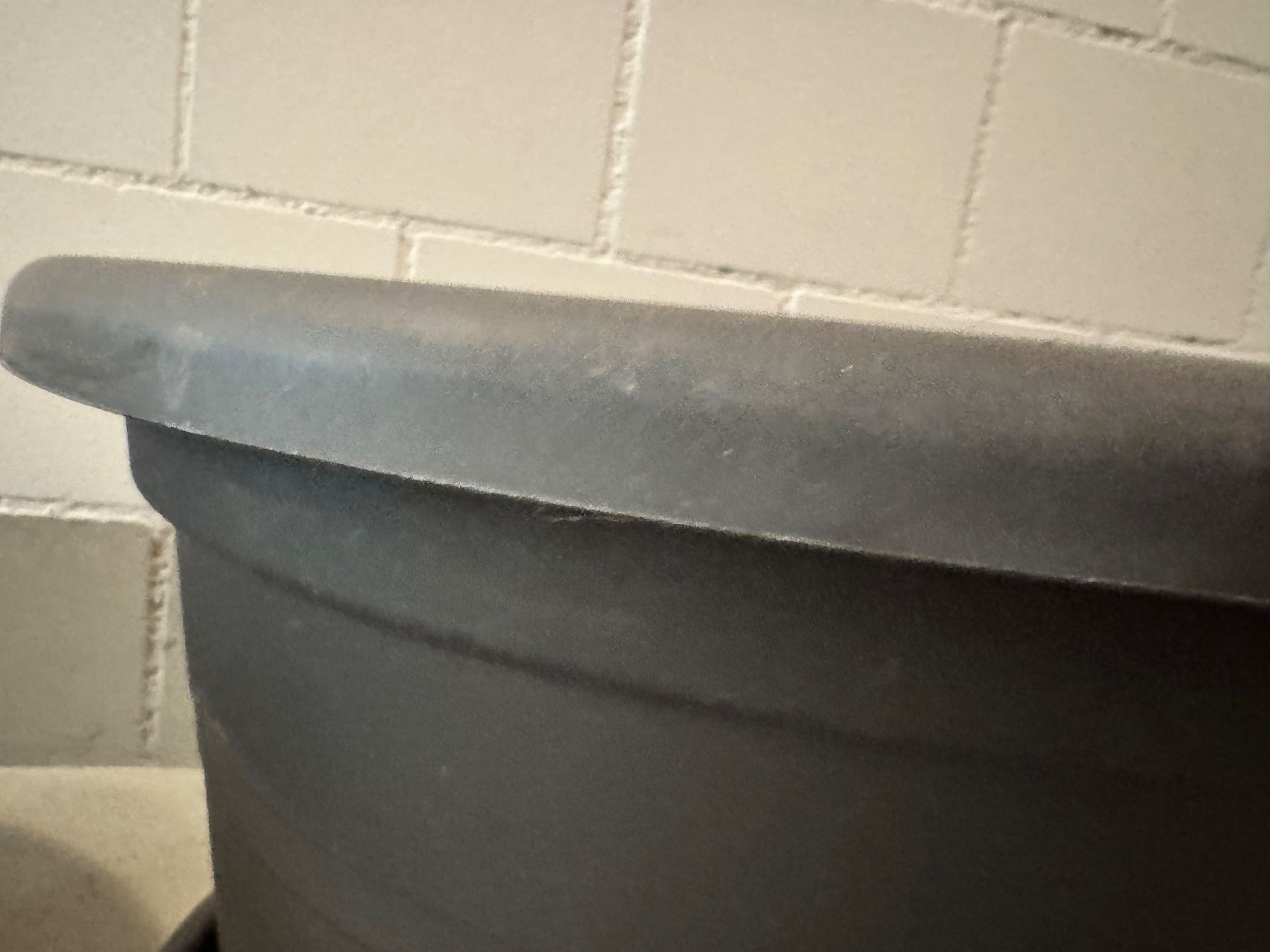 Pots de fleurs: 2 Blumentöpfe dunkelgrau mit Untersetzer – D'occasion à Gebenstorf par baumhaus64 3